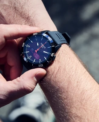 Мъжки ръчен часовник с кварцов механизъм - корпус от Титан - Силиконова каишка - цвят Черен Син