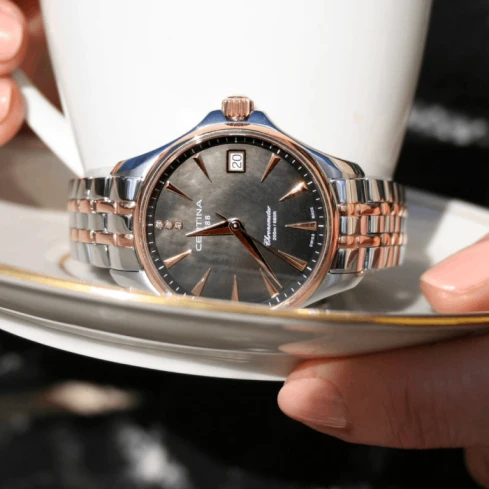 Дамски ръчен часовник с кварцов механизъм - корпус от Стомана - Стоманена верижка - цвят Седеф Сив