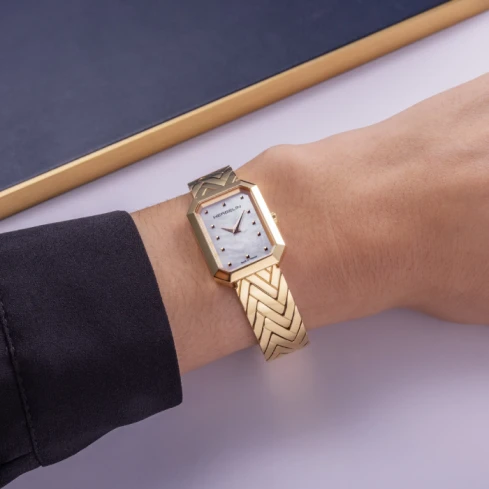 Дамски ръчен часовник с кварцов механизъм - корпус от Стомана - Стоманена верижка - цвят Седеф Злато