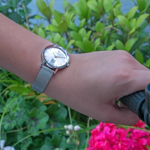 Дамски ръчен часовник с кварцов механизъм - корпус от Стомана - Меш - цвят Сребрист Сив