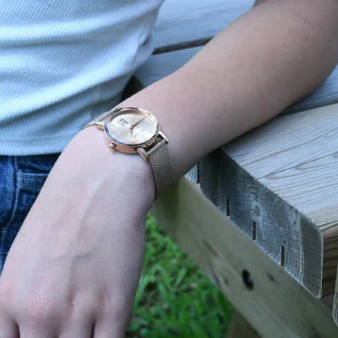 Дамски ръчен часовник с кварцов механизъм - корпус от Стомана - Меш - цвят Сребрист Сив