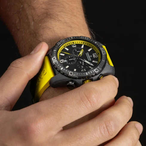 Мъжки ръчен часовник с кварцов механизъм - корпус от Карбон - Каучук - цвят Черен