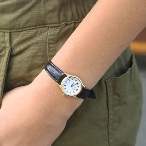 Дамски ръчен часовник с кварцов механизъм - корпус от Стомана - Естествена кожа - цвят Бял Черен