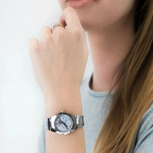 Дамски ръчен часовник с кварцов механизъм - корпус от Стомана - Стоманена верижка - цвят Син Червен