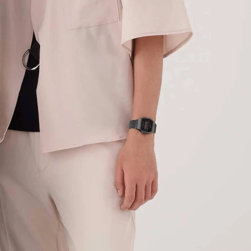 Мъжки ръчен часовник с кварцов механизъм - корпус от Полимер - Стоманена верижка - цвят Сив Черен