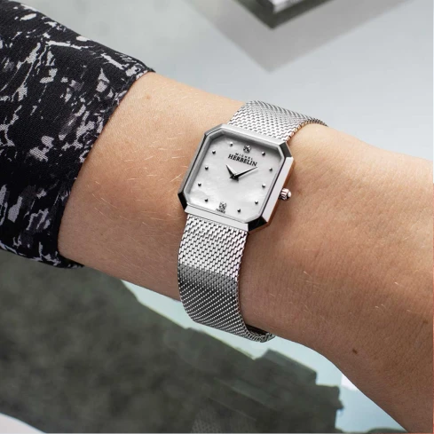 Дамски ръчен часовник с кварцов механизъм - корпус от Стомана - Стоманена верижка - цвят Седеф Сив