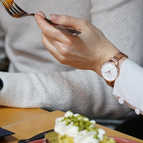 Дамски ръчен часовник с кварцов механизъм - корпус от Стомана - Меш - цвят Бял Розово Злато
