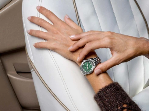 Дамски ръчен часовник с кварцов механизъм - корпус от Стомана - Стоманена верижка - цвят Зелен Сив