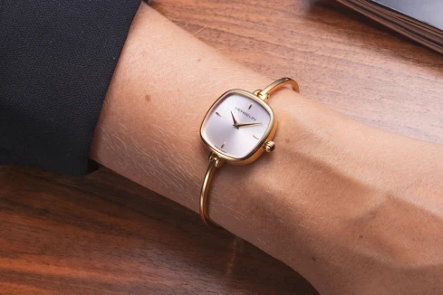 Дамски ръчен часовник с кварцов механизъм - корпус от Стомана - Стоманена верижка - цвят Сребрист Злато