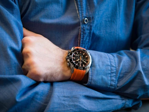 Мъжки ръчен часовник с кварцов механизъм - корпус от Стомана - Силиконова каишка - цвят Черен Оранжев