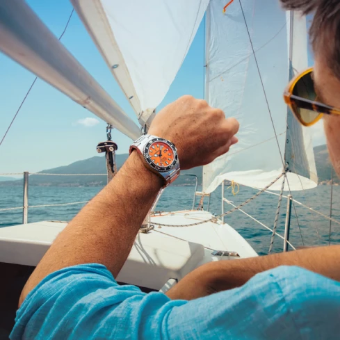 Мъжки ръчен часовник с кварцов механизъм - корпус от Стомана - Стоманена верижка - цвят Оранжев