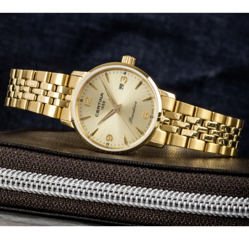 Мъжки ръчен часовник с кварцов механизъм - корпус от Стомана - Златна верижка - цвят Злато