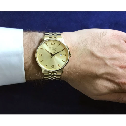 Мъжки ръчен часовник с кварцов механизъм - корпус от Стомана - Златна верижка - цвят Злато