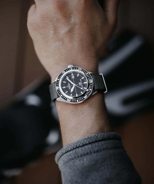 Мъжки ръчен часовник с автоматичен механизъм - корпус от Стомана и алуминий - Нато каишка - цвят Черен Черен
