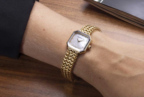 Дамски ръчен часовник с кварцов механизъм - корпус от Стомана - Стоманена верижка - цвят Седеф Злато