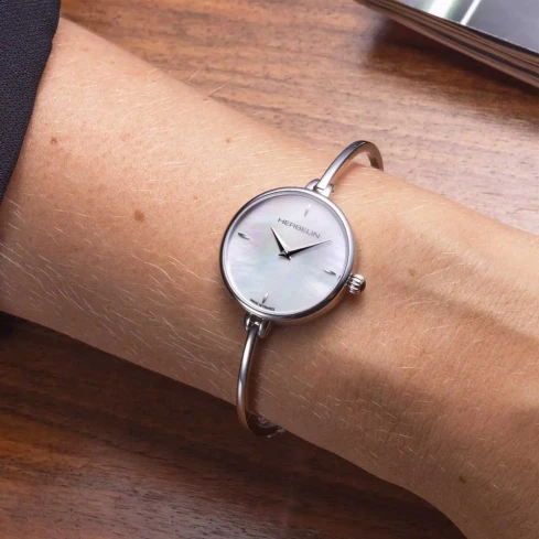 Дамски ръчен часовник с кварцов механизъм - корпус от Стомана - Стоманена верижка - цвят Седеф Сив