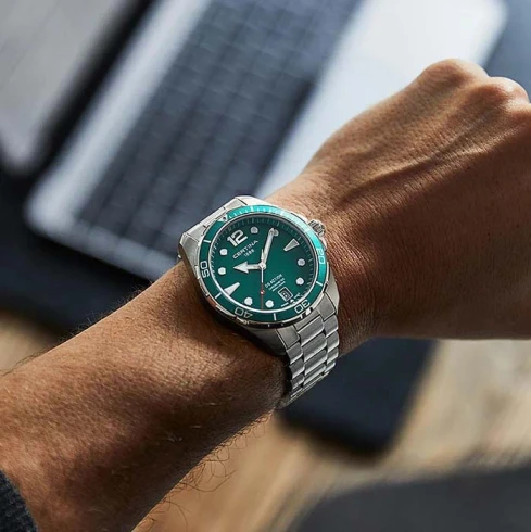 Мъжки ръчен часовник с кварцов механизъм - корпус от Стомана и алуминий - Стоманена верижка - цвят Зелен Сив