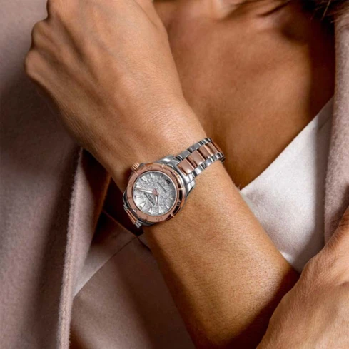 Дамски ръчен часовник с кварцов механизъм - корпус от Стомана - Стоманена верижка - цвят Сребрист Розово Злато