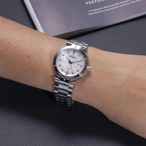 Дамски ръчен часовник с кварцов механизъм - корпус от Стомана - Стоманена верижка - цвят Седеф Сив