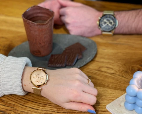 Дамски ръчен часовник с кварцов механизъм - корпус от Стомана - Меш - цвят Злато