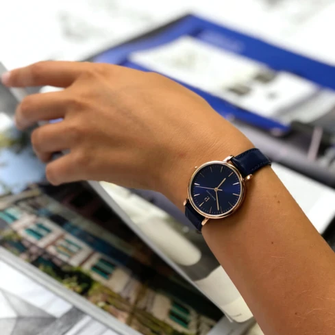 Дамски ръчен часовник с кварцов механизъм - корпус от Стомана - Естествена кожа - цвят Син Син
