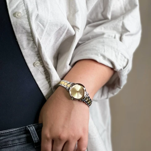 Дамски ръчен часовник с кварцов механизъм - корпус от Стомана - Стоманена верижка - цвят Жълт Злато