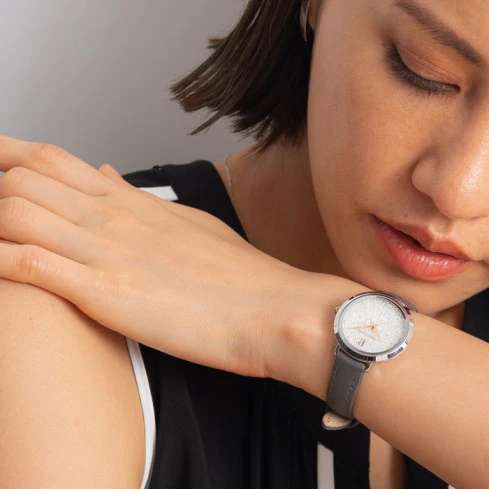 Дамски ръчен часовник с кварцов механизъм - корпус от Стомана - Естествена кожа - цвят Сив