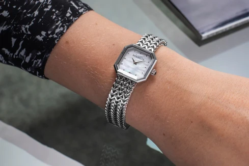 Дамски ръчен часовник с кварцов механизъм - корпус от Стомана - Стоманена верижка - цвят Седеф Сив