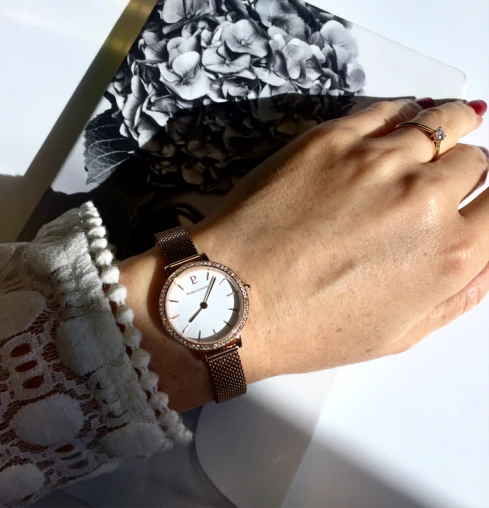 Дамски ръчен часовник с кварцов механизъм - корпус от Стомана - Меш - цвят Бял Розово Злато