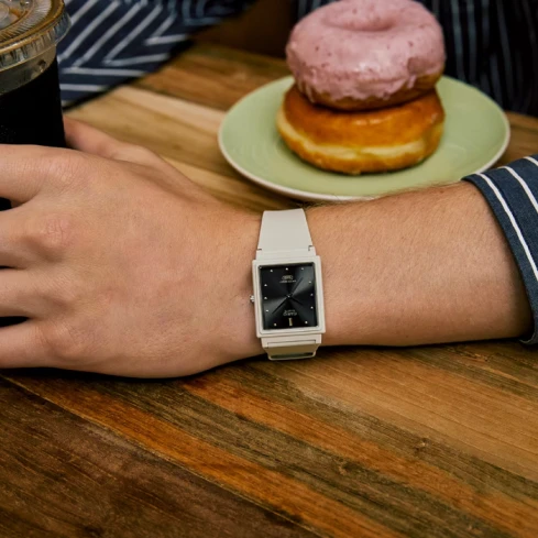 Дамски ръчен часовник с кварцов механизъм - корпус от Полимер - Полимер - цвят Черен Бежов