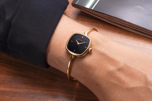 Дамски ръчен часовник с кварцов механизъм - корпус от Стомана - Стоманена верижка - цвят Черен Злато