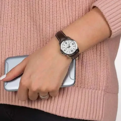 Дамски ръчен часовник с кварцов механизъм - корпус от Стомана - Естествена кожа - цвят Бял Кафяв
