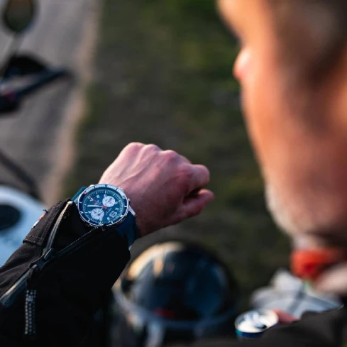 Мъжки ръчен часовник с кварцов механизъм - корпус от Стомана - Силиконова каишка - цвят Син Син