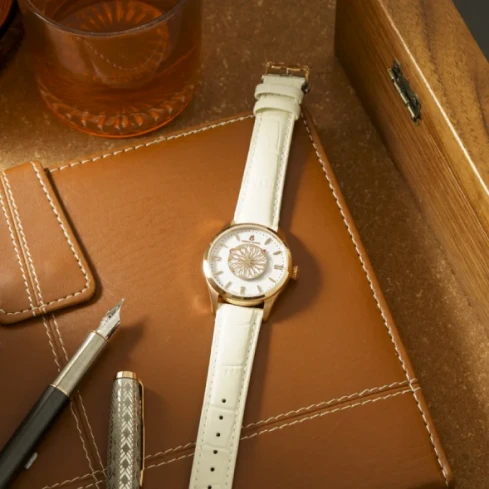 Дамски ръчен часовник с автоматичен механизъм - корпус от Стомана - Естествена кожа - цвят Бял Бял